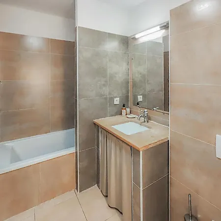 Casa vacanze Lovely In Saint-laurent-de-la-ca With Wifi