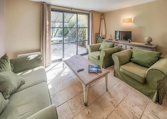 2 Bedroom Cozy In Saint-laurent-de-la-ca *